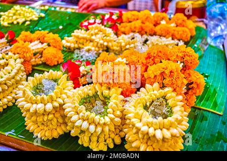 Aroma Jasmine e ghirlande di marigold per cerimonie rituali buddiste sul mercato dei fiori di Pak Khlong Talat a Bangkok, Thailandia Foto Stock