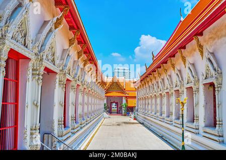 Gli edifici densi del tempio di Wat Mahathat, uno dei più antichi di Bangkok, Thailandia Foto Stock