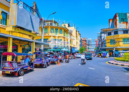 BANGKOK, THAILANDIA - 23 APRILE 2019: La linea di taxi tuk-tuk parket lungo la strada, il 23 aprile a Bangkok, Thailandia Foto Stock