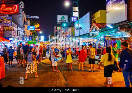 BANGKOK, THAILANDIA - 23 APRILE 2019: L'attività notturna su Khaosan Road la principale strada turistica per il tempo libero, il 23 aprile a Bangkok Foto Stock