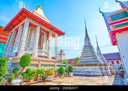 Il recinto del complesso di Wat Arun con numerosi santuari colorati e piccoli chedies, Bangkok, Thailandia Foto Stock