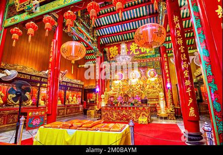 BANGKOK, THAILANDIA - 23 APRILE 2019: L'interno della Sala di ordinazione del tempio cinese di Wat Mangkon Kamalawat, il 23 aprile a Bangkok, Thailandia Foto Stock