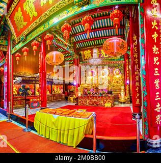 BANGKOK, THAILANDIA - 23 APRILE 2019: Panorama della Sala di ordinazione del tempio di Wat Mangkon Kamalawat, il 23 aprile a Bangkok, Thailandia Foto Stock