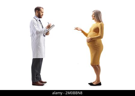 Donna incinta che spiega qualcosa ad un medico maschio isolato su sfondo bianco Foto Stock