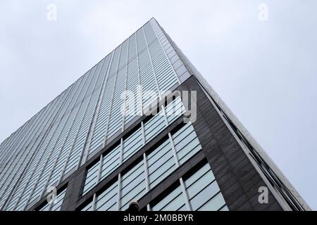 Alto e moderno edificio con facciata in vetro, Berlino, Germania, Europa Foto Stock