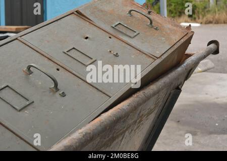 vecchio archivio dati arrugginito file cabinet in un dumpster Foto Stock