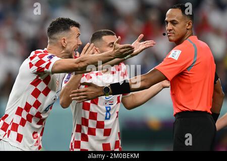 Al Wakra, Qatar. 05th Dec, 2022. Calcio, Coppa del mondo, Giappone - Croazia, finale, turno del 16, Durante la partita, al-Janub Stadium, Ivan Perisic in Croazia e Mateo Kovacic in Croazia parlano con l'arbitro Ismail Elfath degli Stati Uniti. Credit: Robert Michael/dpa/Alamy Live News Foto Stock