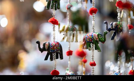 Bella colorata a mano scimpanzé vento con campane, decorato modello di elefante giocattolo Rajasthan India. Porta decorativa, tendaggi a parete con specchio e perline Foto Stock