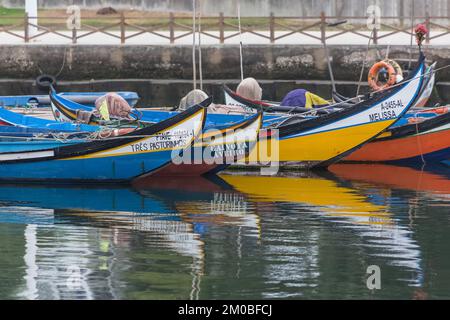 Torreira Aveiro Portugal - 08 07 2022 : Vista dettagliata sulla barca anteriore del moliceiro, una barca tradizionale usata per raccogliere le alghe, riflessione sull'acqua, Ty Foto Stock