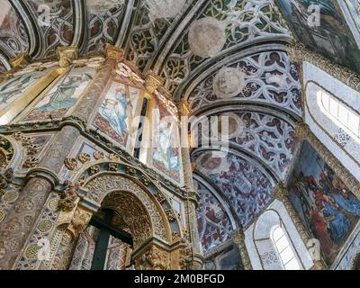 Tomar Portugal - 08 09 2022: Vista interna alla Charola del Convento di Cristo, magnifici Cavalieri Templari architettura, altare chiesa rotonda, dolore Foto Stock