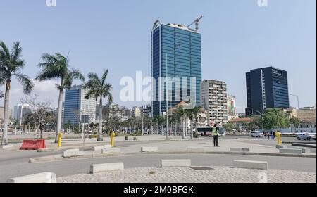 Luanda Angola - 09 17 2022: Vista del centro città di Luanda, nuovi edifici e passerella pedonale intorno alla baia di Luanda, edifici marginali e centrali, Foto Stock