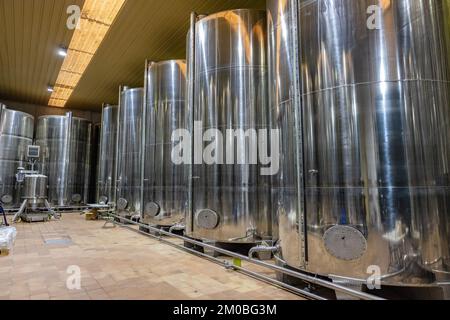 Huelva, Spagna - 4 dicembre 2022: Vasche con olio prodotto all'interno di un frantoio. Olio extravergine di oliva marchio Oliveas nel villaggio di Foto Stock