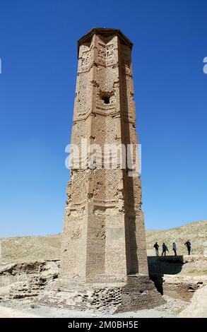 Uno dei due minareti antichi a Ghazni in Afghanistan. I minareti Ghazni sono decorati in modo elaborato con motivi geometrici. Foto Stock