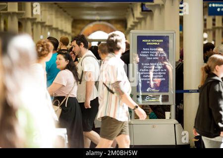 I viaggiatori passano davanti a un messaggio per i passeggeri visualizzato su una scheda elettrica presso la stazione di St Pancras nel centro di Londra. Foto Stock