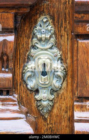 Un antico lucchetto in metallo su una porta in legno verniciato Foto Stock