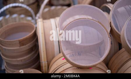 Attrezzature da cucina in legno d'epoca, setaccio, materiali locali Foto Stock