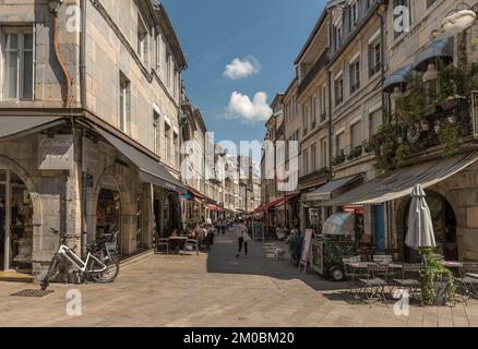 Vista di persone non identificate in una strada a Besancon, Francia Foto Stock