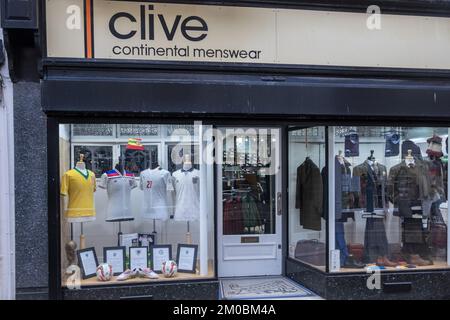 Raro,autentico,football,camicie,non,fan,replica,football shirts,on,display,durante,Qatar,Coppa del mondo,Coppa del mondo,Inverno,2022,in,negozio,vetrina,at,Clive,Continental menswear,negozio,Terrace Road,Aberystwyth,Town,center,West,Wales,GB,Gran Bretagna,Gran Bretagna,Regno Unito,Gran Bretagna,Regno Unito,Gran Bretagna,Regno Unito,Gran Bretagna. Il display,prestato,da,calcio,collezionista,include,due magliette inglesi,a,camicia gallese gialla,e,a,Senegal,camicia,e,calcio,stivali,indossati,e,firmati,da,gallese,calcio,leggenda,Gareth Bale. La camicia gialla è una camicia del Galles indossata di corrispondenza, indossata, AT, World Cup.classic 1958, Inghilterra 1981, camicia, numero 7, indossata, da Kevin Keegan. Foto Stock