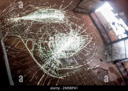 Nablus, Palestina. 05th Dec, 2022. Il palestinese Mohammed Odeh, di 54 anni, ispeziona la sua auto distrutta dopo che i coloni vi hanno gettato delle pietre vicino a Hawara, a sud di Nablus, in Cisgiordania. Odeh disse che quattro coloni ebrei gettarono pietre alla sua macchina e picchiarono lui e sua moglie, ferendoli. Credit: SOPA Images Limited/Alamy Live News Foto Stock