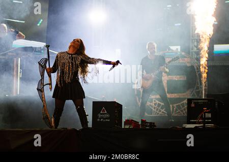 Bogota, Colombia. 04th Dec, 2022. La band olandese 'Epica' si esibisce durante il giorno di chiusura del festival musicale 'Rock al Parque' a Bogotà, Colombia, il 4 dicembre 2022. (Foto di Sebastian Barros/NurPhoto) Credit: NurPhoto/Alamy Live News Foto Stock