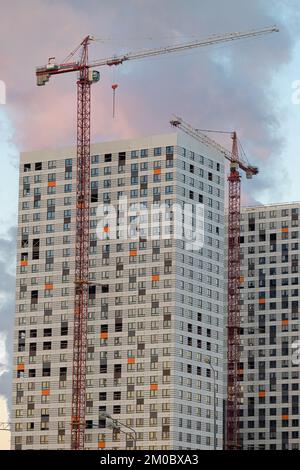 Mosca, Russia - 16 novembre 2022:gru da cantiere sullo sfondo del cantiere. costruire una casa Foto Stock