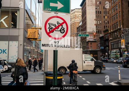 Cartello che vieta i veicoli a motore, come gli scooter elettrici e a gas, dalla pista ciclabile della Sixth Avenue a Chelsea a New York lunedì 28 novembre 2022. (© Richard B. Levine) Foto Stock