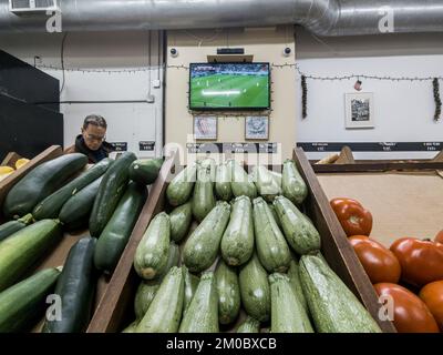 I clienti di un negozio di alimentari guardano la partita di calcio della Coppa del mondo FIFA USA contro Iran martedì 29 novembre 2022. Gli Stati Uniti hanno battuto l'Iran con un punteggio di 1-0, che ha segnato il suo passo avanti. (© Richard B. Levine) Foto Stock