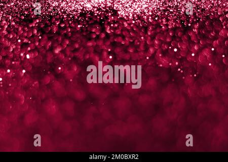 Trendy viva magenta, sfondo rosa brillante bokeh glitter, texture astratta sfocata. Luci per le vacanze. Colore dell'anno 2023 Foto Stock