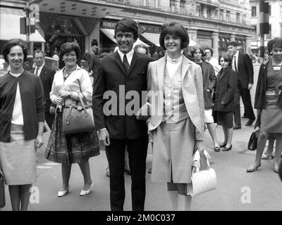 La pop star Dave Clark della Dave Clark Five che gira lungo lo Strand a Londra Foto Stock