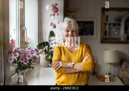 Ritratto di una donna anziana nella sua casa Foto Stock