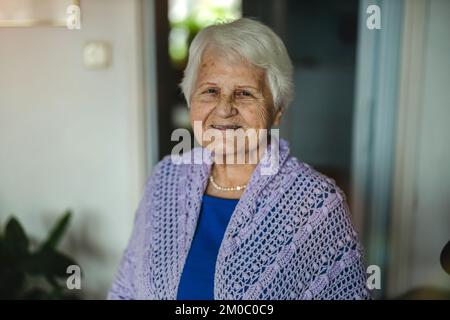 Ritratto di una donna anziana nella sua casa Foto Stock