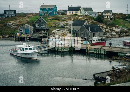 Barche da pesca ancorate e in attesa in una baia appartata a Peggy's Cove, Nova Scotia, Canada - ott 2022. Foto di alta qualità Foto Stock