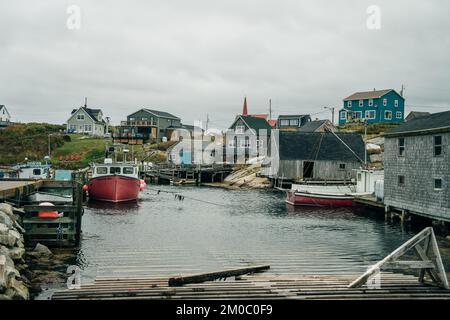 Barche da pesca ancorate e in attesa in una baia appartata a Peggy's Cove, Nova Scotia, Canada - ott 2022. Foto di alta qualità Foto Stock