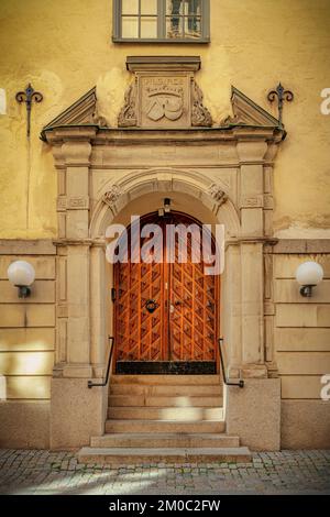 STOCCOLMA, SVEZIA - 31 LUGLIO 2022: Una porta in legno tipicamente ornata che si trova nella zona di gamla Stan Foto Stock