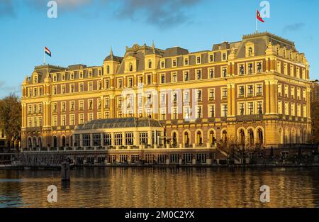 Amsterdam, Paesi Bassi, 25.11.2022, l'InterContinental Amstel Amsterdam Hotel, un albergo a cinque stelle sulle rive del fiume Amstel Foto Stock