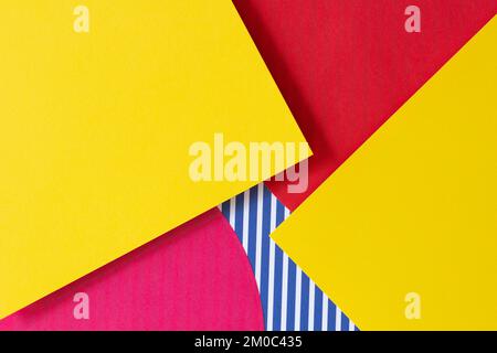 Texture sfondo di carte moda in stile geometrico Memphis. Composizione dei colori giallo, blu, rosa, bianco con carta con motivi a righe. In alto Foto Stock