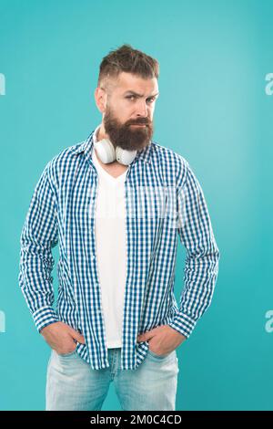 Tecnologia wireless. Grafico musicale. Hippster con barba che ascolta musica. Bello amante della musica. Uomo in cuffia. I luoghi di effluenti e hottest Foto Stock