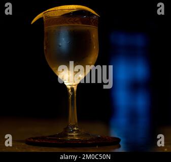 Gin Martini, un pizzico di amarene e un tocco di limone. Servito in modo appropriato nel bicchiere di mia nonna Foto Stock