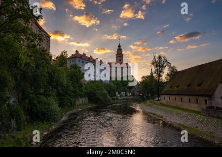 Una vista mattutina da sogno attraverso l'iconica città storica di Cesky Krumlov con un cielo magico nel sud della Boemia, Europa. Foto Stock