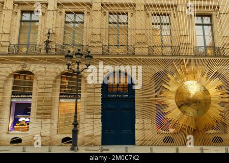 Parigi, Francia-04 dicembre 2022 : decorazione natalizia presso la boutique Louis Vuitton situata a Place Vendome, nella storica Parigi Foto Stock