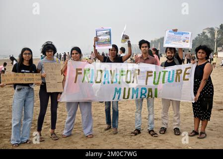 Mumbai, Maharashtra, India. 4th Dec, 2022. Gli attivisti hanno un cartello come parte della campagna sul cambiamento climatico organizzata dal venerdì per il futuro a Mumbai, India, 04 dicembre 2022. (Credit Image: © Indranil Aditya/ZUMA Press Wire) Foto Stock