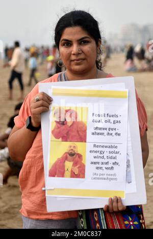 Mumbai, Maharashtra, India. 4th Dec, 2022. Un attivista tiene un cartello come parte della Campagna sul cambiamento climatico organizzata dal venerdì per il futuro a Mumbai, India, 04 dicembre 2022. (Credit Image: © Indranil Aditya/ZUMA Press Wire) Foto Stock