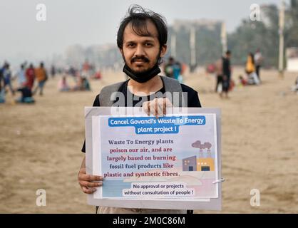 Mumbai, Maharashtra, India. 4th Dec, 2022. Un attivista tiene un cartello come parte della Campagna sul cambiamento climatico organizzata dal venerdì per il futuro a Mumbai, India, 04 dicembre 2022. (Credit Image: © Indranil Aditya/ZUMA Press Wire) Foto Stock