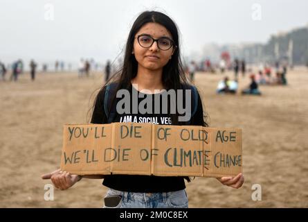 Mumbai, Maharashtra, India. 4th Dec, 2022. Un attivista tiene un cartello come parte della Campagna sul cambiamento climatico organizzata dal venerdì per il futuro a Mumbai, India, 04 dicembre 2022. (Credit Image: © Indranil Aditya/ZUMA Press Wire) Foto Stock