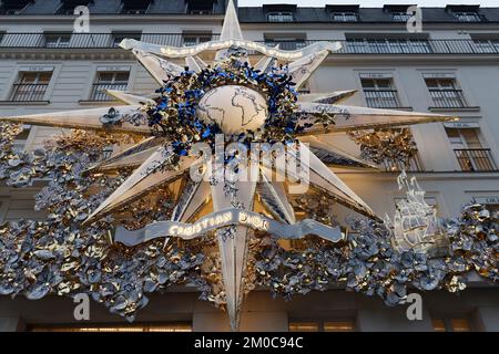 Parigi, Francia - 04 dicembre 2022 : : Vista della facciata di Christian Dior Parigi con decorazione natalizia. Si trova nella prestigiosa via Saint Honore Foto Stock