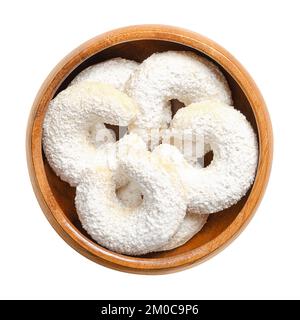 Cressenti alla vaniglia, Vanillekipferl in una ciotola di legno. Biscotti di Natale a forma di mezzaluna, originari dell'Austria. Foto Stock