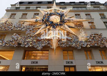 Parigi, Francia - 04 dicembre 2022 : : Vista della facciata di Christian Dior Parigi con decorazione natalizia. Si trova nella prestigiosa via Saint Honore Foto Stock