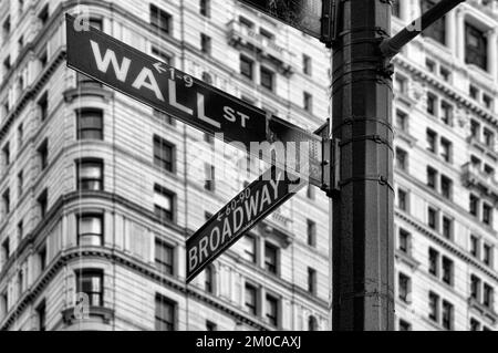 Grattacieli nel Centro finanziario. Confluenza tra Wall Street e Broadway Street. Angolo di Wall Street e Broadway segno a New york, NY, USA, Unite Foto Stock