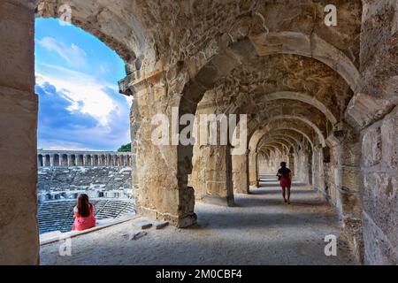 Visitatori nell'Anfiteatro Romano di Aspendos ad Antalya, Turchia Foto Stock