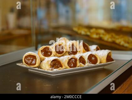 Canolli freschi con cioccolato e zucchero Foto Stock